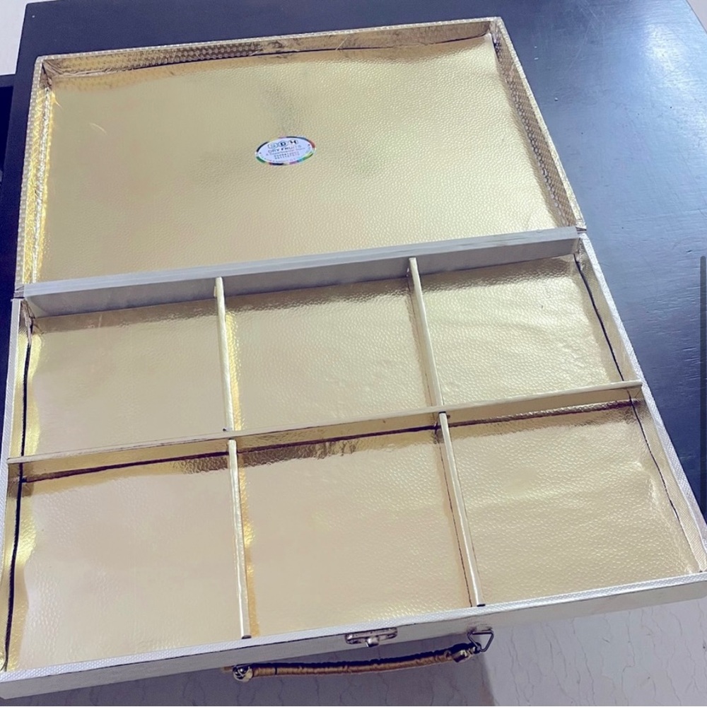 Combo Plastic plate in golden aluminium foil,wooden box with removable partition - Picture 3 of 8